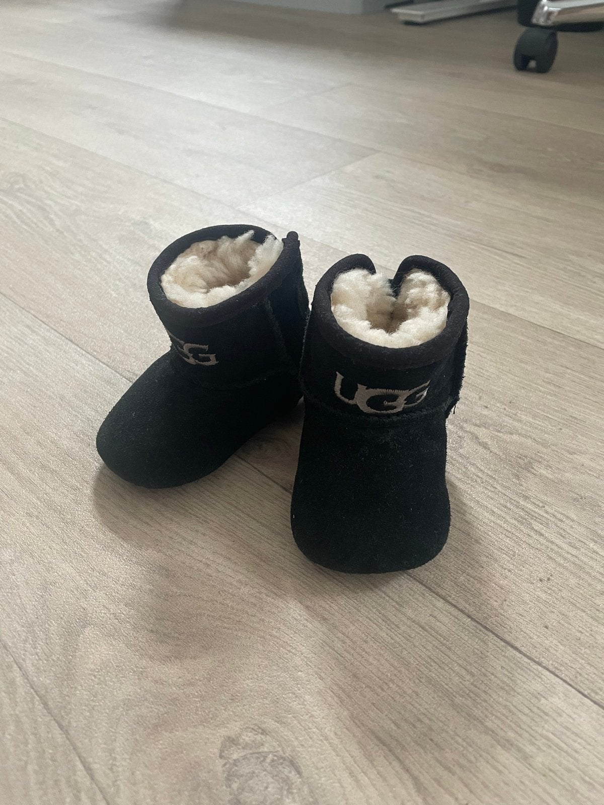 UGG babyslofjes zwart - maat 16, Slofjes, Gebruikt, Jongetje of Meisje, Ophalen of Verzenden