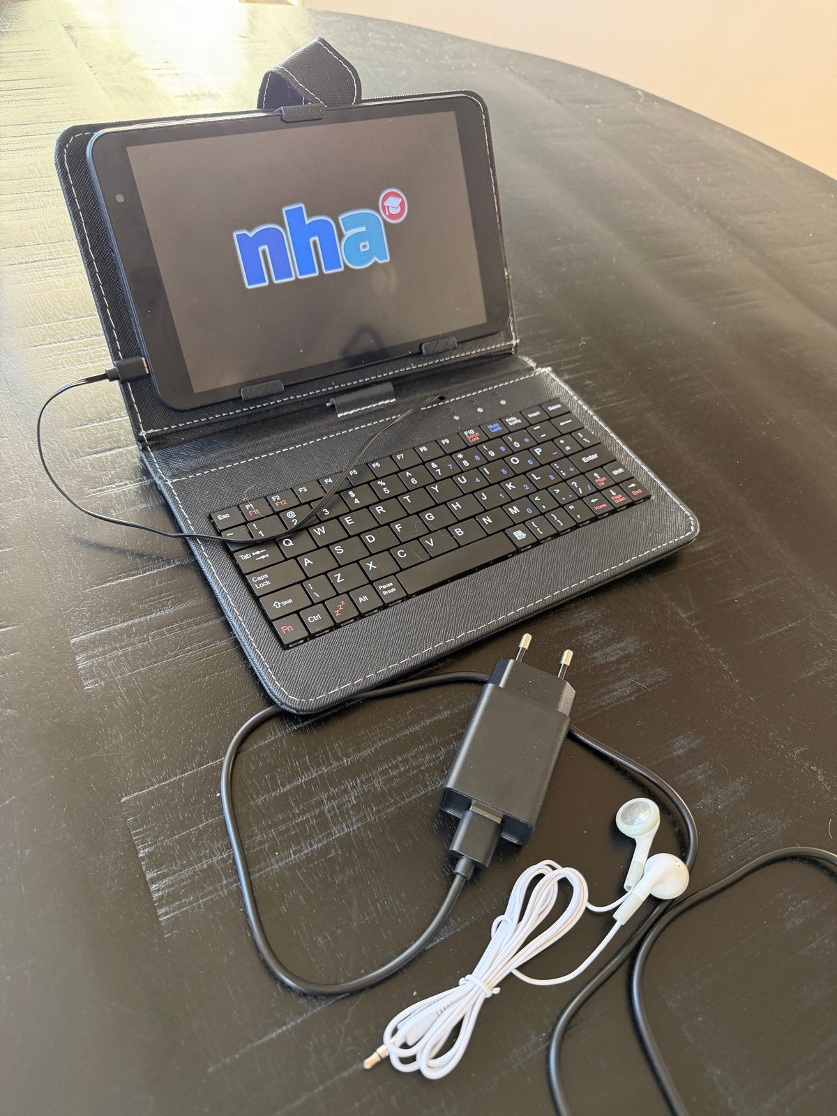 NHA Tablet met toetsenbordhoes en accessoires, Usb-aansluiting, Ophalen of Verzenden, Zo goed als nieuw, Wi-Fi