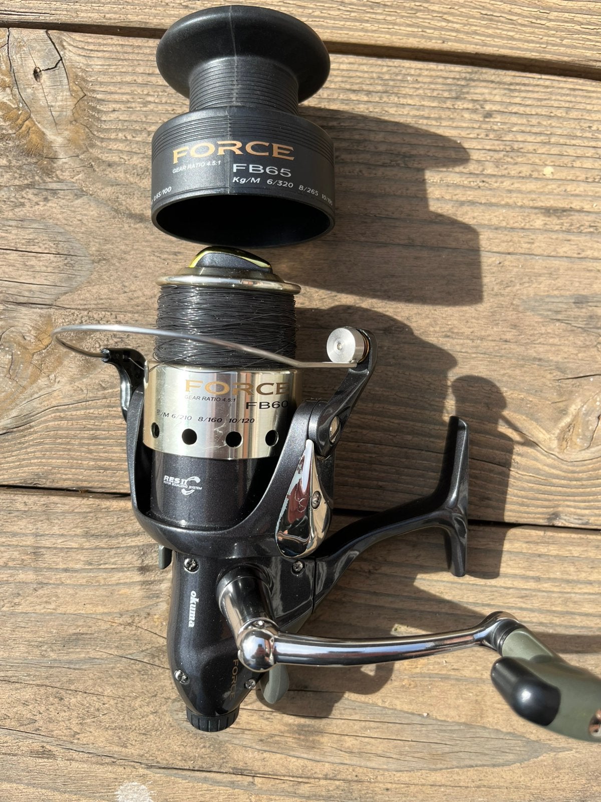 Okuma Force FB65 vrijloopmolen met spoel, Ophalen of Verzenden