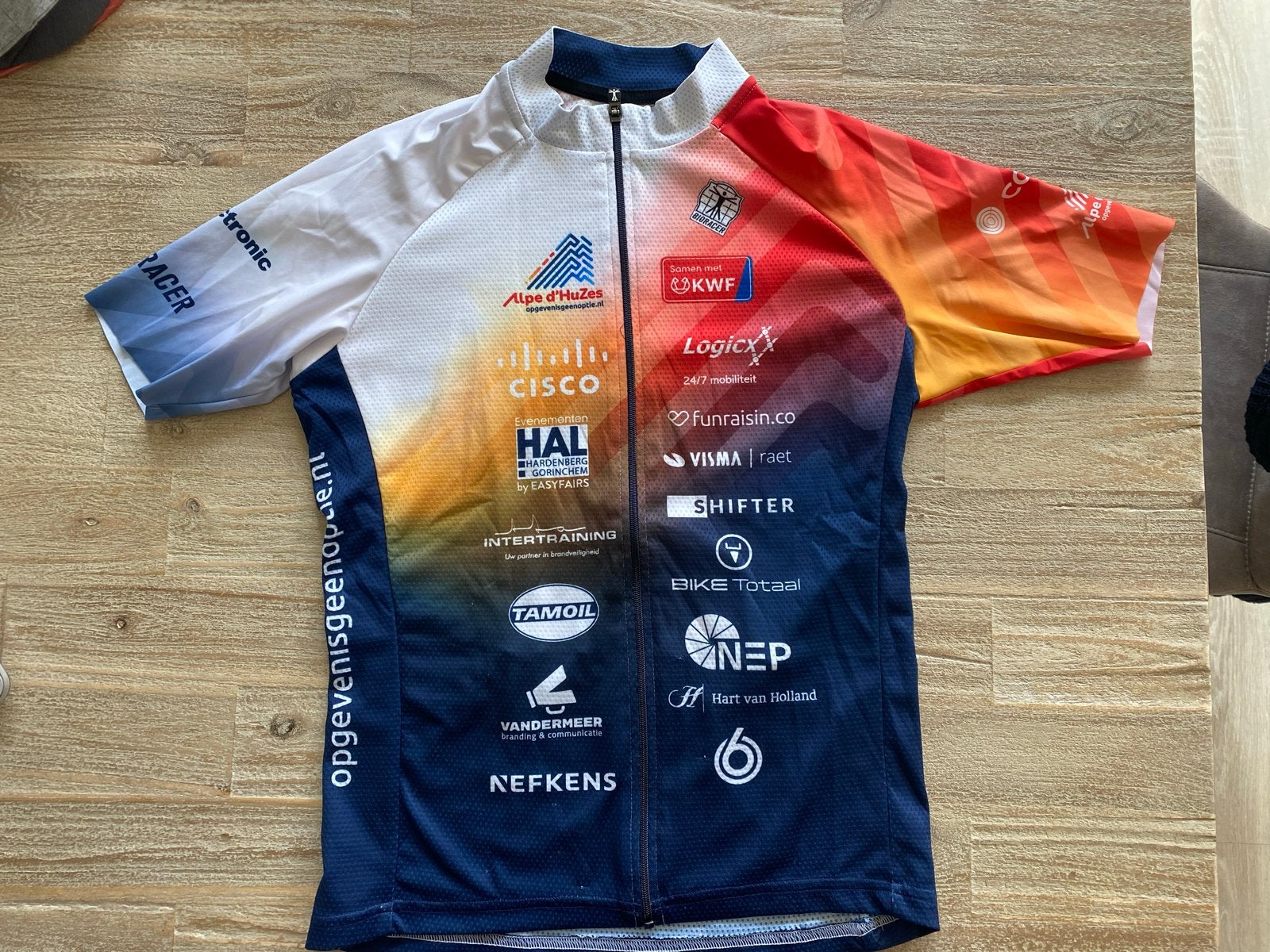 Alpe d'Huzes 2024 Wielershirt Maat M, Ophalen of Verzenden, Zo goed als nieuw, Helm