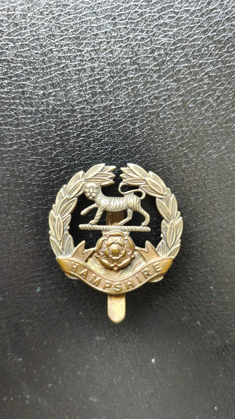 Originele WW2 capbadge Hampshire Regiment., Ophalen of Verzenden, Landmacht, Engeland, Embleem of Badge