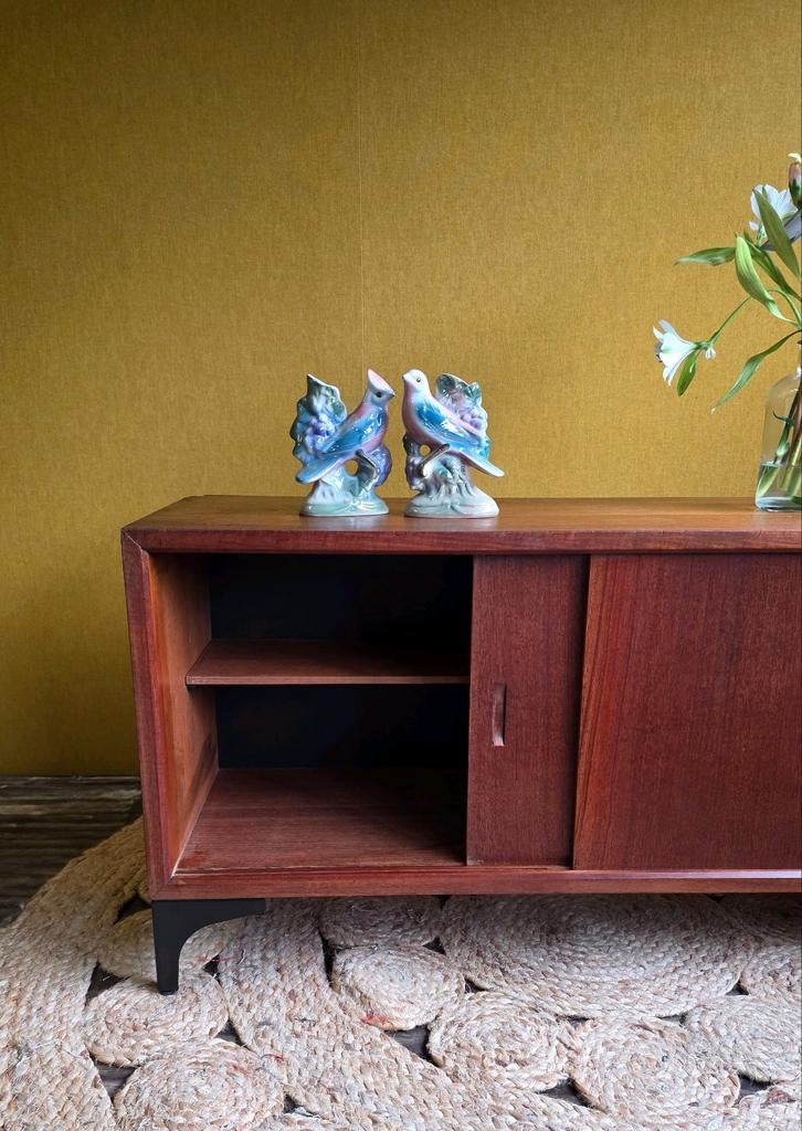 Vintage Wandkastje met schuifdeurtjes (2 stuks beschikbaar), Gebruikt, Vintage, Ophalen of Verzenden, Nvt