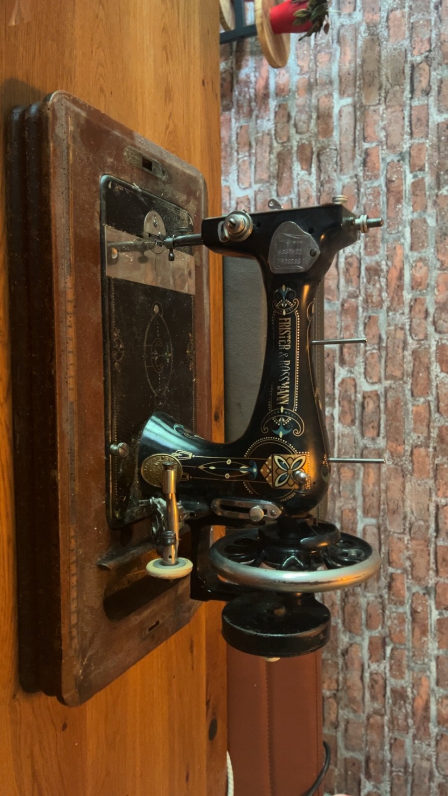 Antieke Frister & Rossmann Naaimachine met Houten Kast, Ophalen