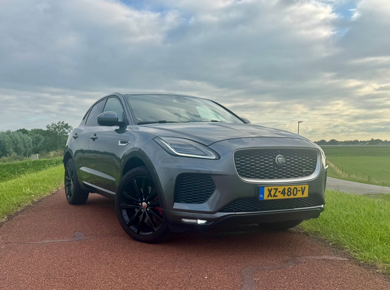 Jaguar E-Pace 2.0 R-Dynamic Benzine 249pk AWD Aut 2018 Grijs, Auto's, Jaguar, 249 pk, 1800 kg, Euro 6, 4 cilinders