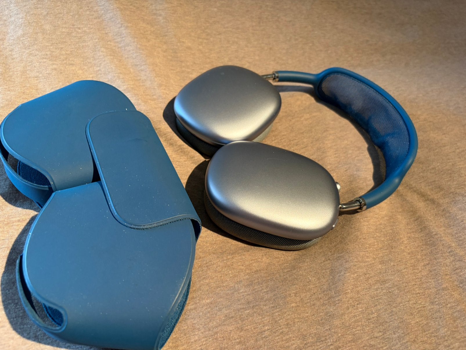 Apple AirPods Max – blauw/zilver met beschermhoes, Ophalen of Verzenden, Zo goed als nieuw, Overige merken
