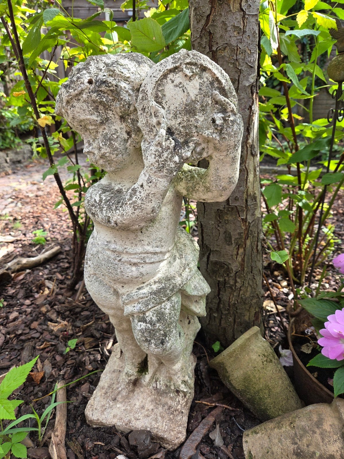Verweerde stenen putto/cherub tuinbeeld - 60 cm hoog, Ophalen, Gebruikt, Steen, Engelenbeeld