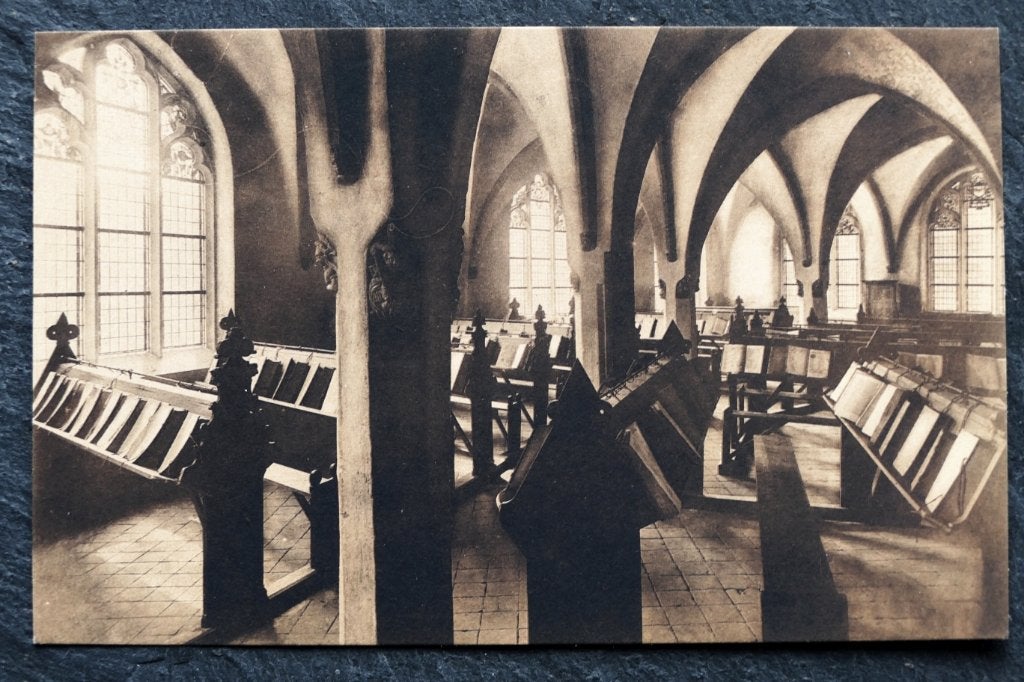 Interieur kerk + Jaromir schrikt van duivel in vorm van hond, Gebruikt, Verzenden, Foto, Voor 1940