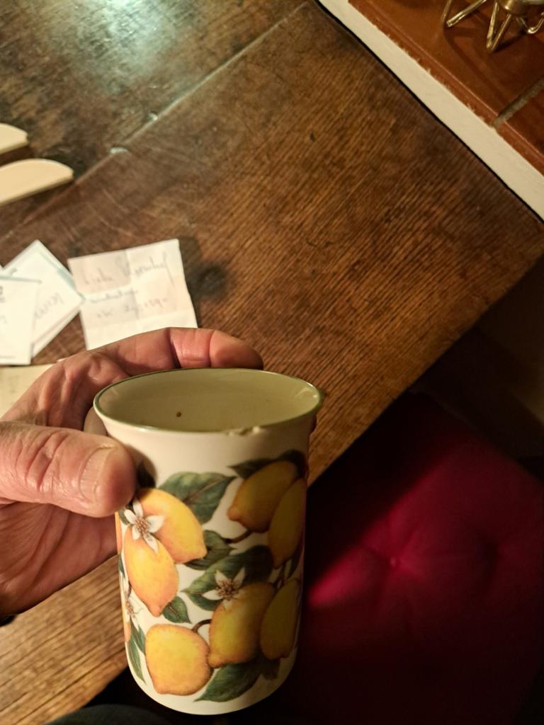 Te H'sum: 7 bekers 'Lemon' fine bone China, made in England, Ophalen of Verzenden, Porselein, Overige stijlen, Kop(pen) en/of Schotel(s)