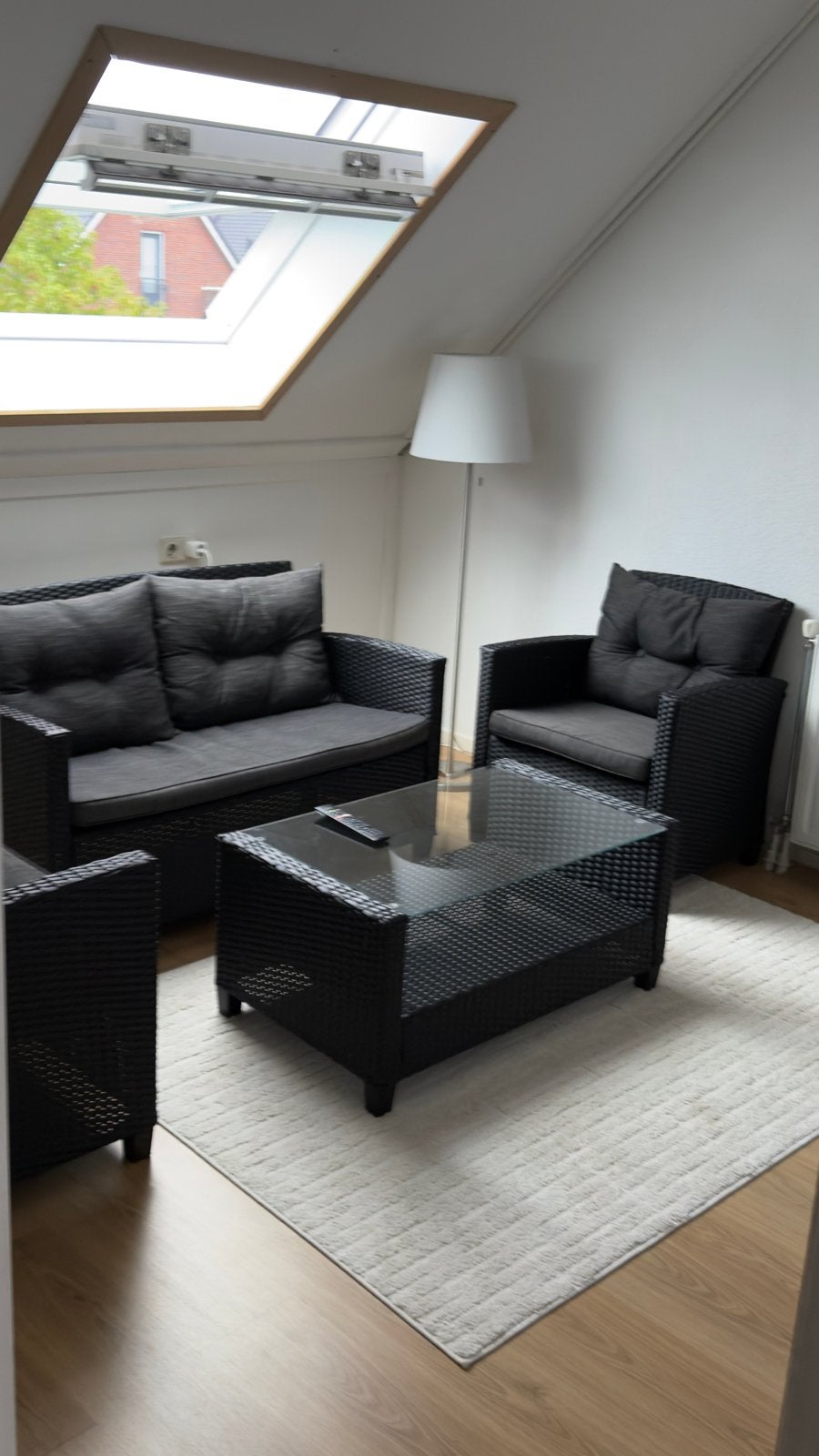 Zwarte loungeset met salontafel en kussens, Ophalen, Kunststof, Gebruikt, 75 tot 100 cm