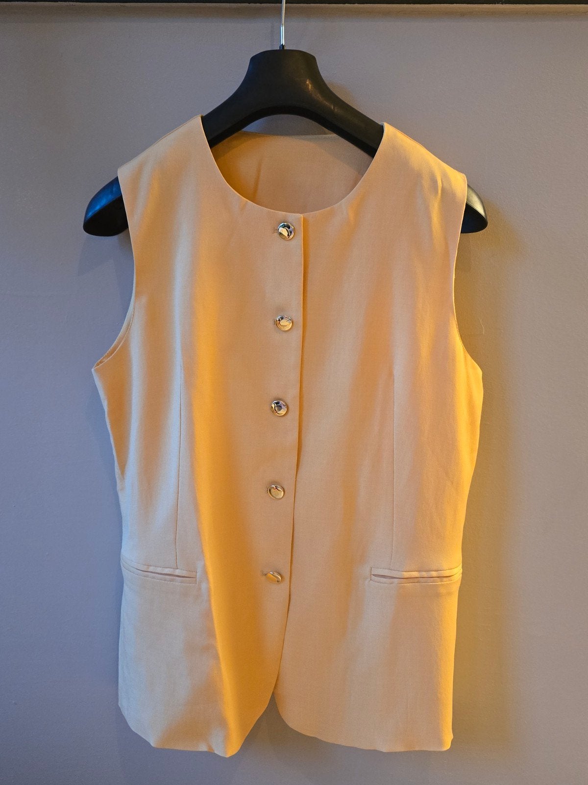 Geel mouwloos blazer met shorts en gouden knopen, Maat 38/40 (M), Kort, Geel, Ophalen of Verzenden