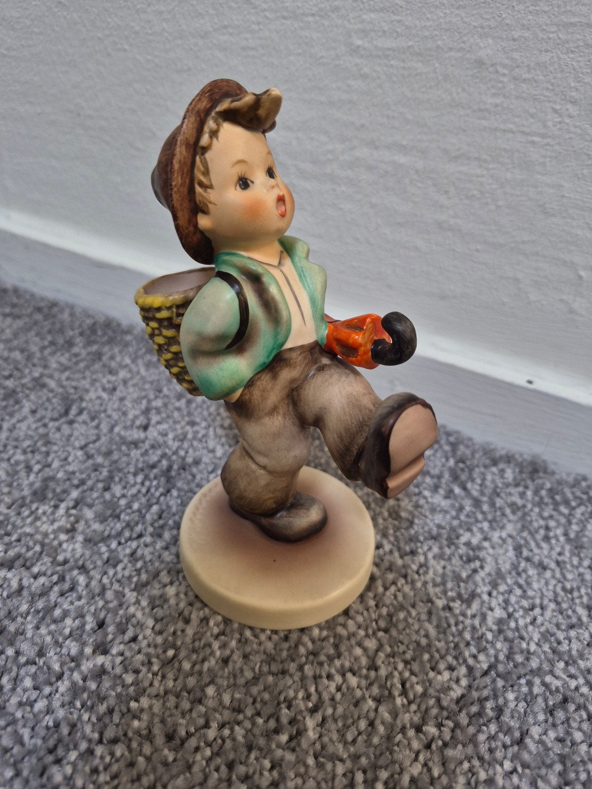 Vintage Goebel Hummel beeldje - Jongen met paraplu, Ophalen of Verzenden