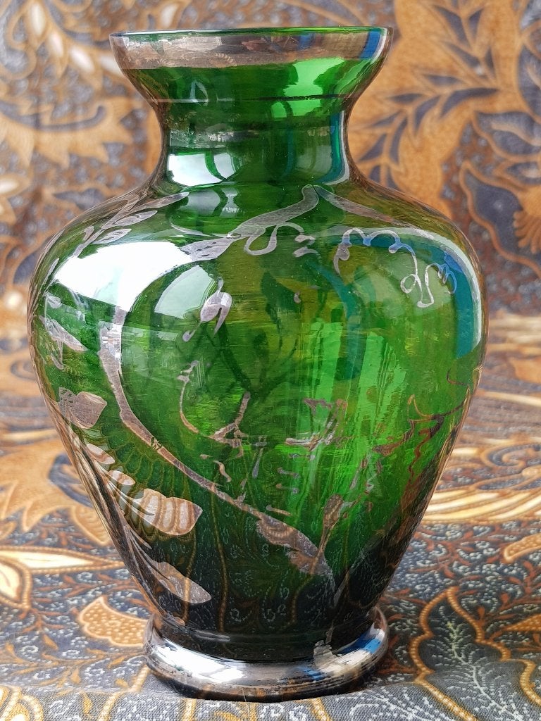 Twee antieke vaasjes uit Engeland van groen glas en zilver., Ophalen of Verzenden