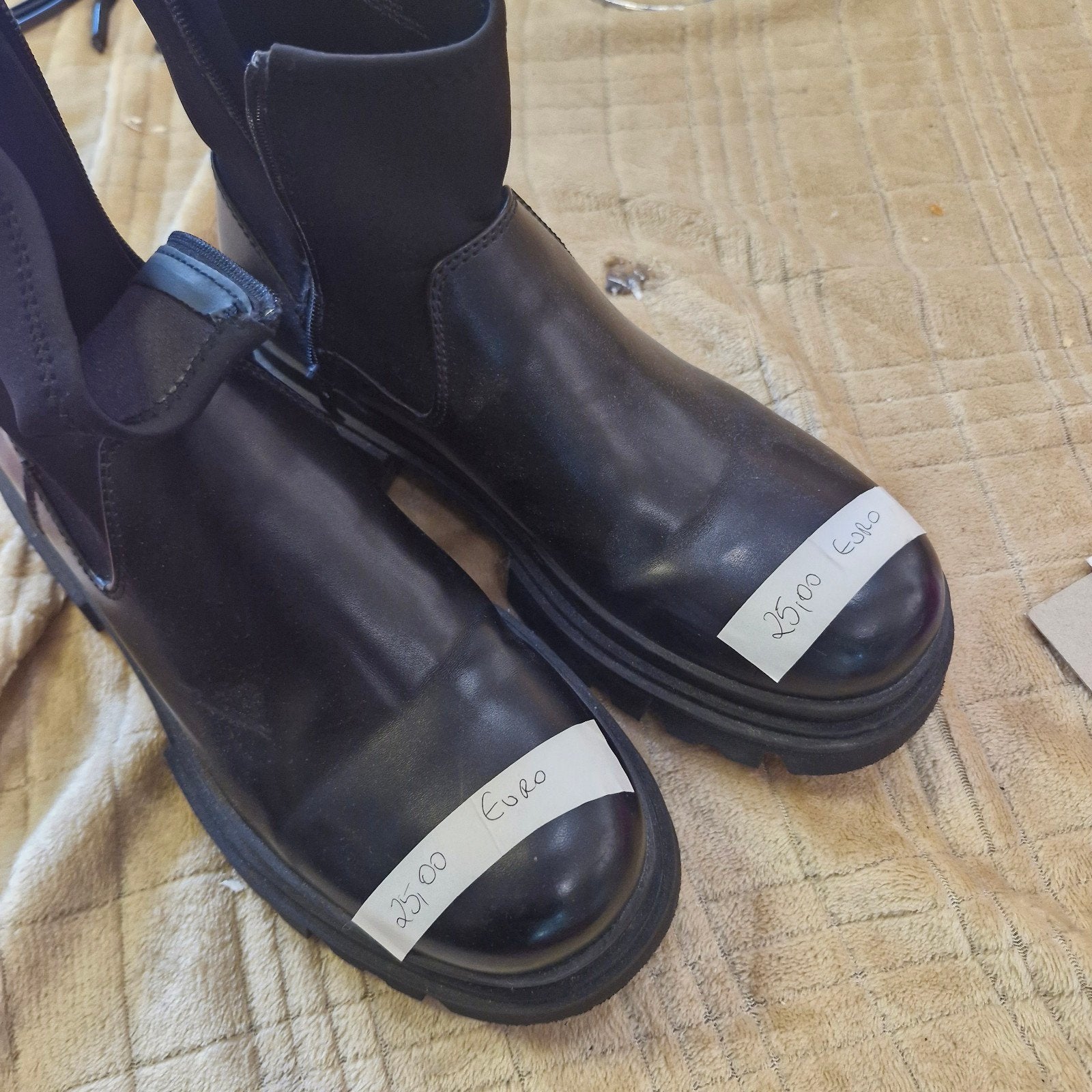 Zwarte enkellaarzen met dikke zool - Maat 43, Kleding | Dames, Schoenen, Lage of Enkellaarzen, Ophalen of Verzenden, Gedragen