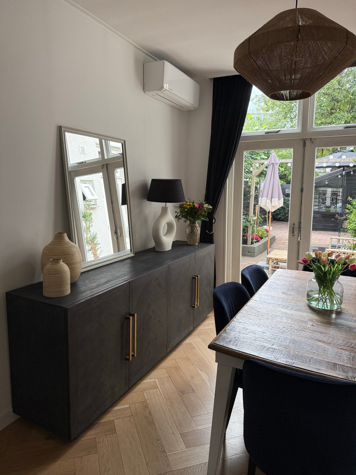 Stijlvol RM dressoir met visgraatmotief en gouden handgrepen, Huis en Inrichting, Kasten | Dressoirs, Ophalen, Zo goed als nieuw