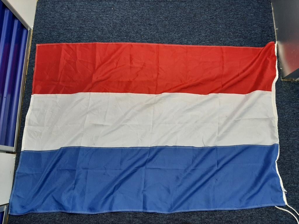 Nederlandse vlag 2 stuks, Diversen, Ophalen, Zo goed als nieuw