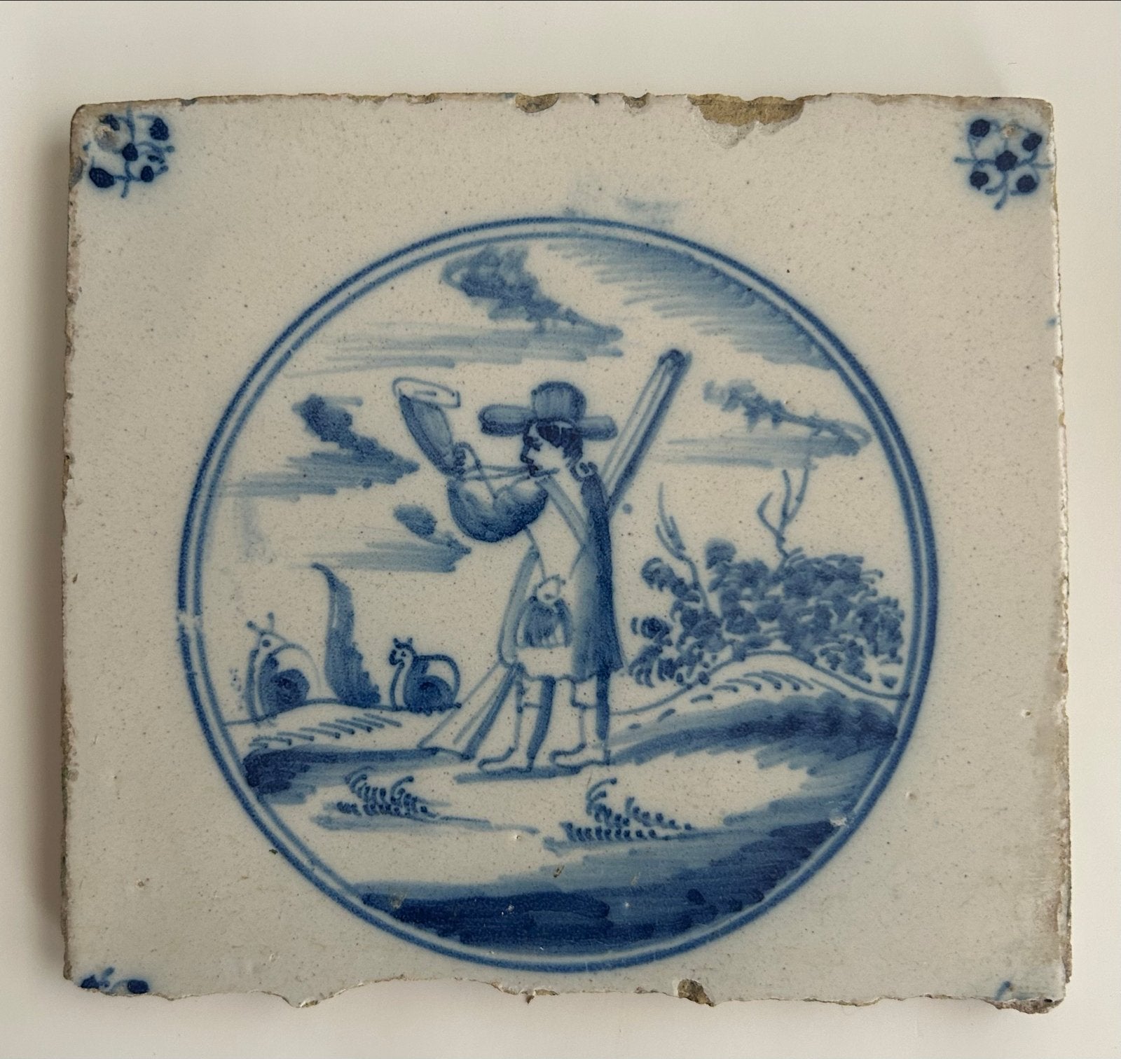 Antieke Delft Blauwe Wandtegel met Jager en Slakken, Ophalen of Verzenden