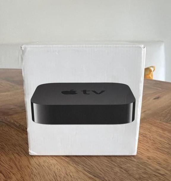 Apple TV (1e generatie) met afstandsbediening en kabels, Ophalen of Verzenden, Zo goed als nieuw, HDMI, Zonder harde schijf