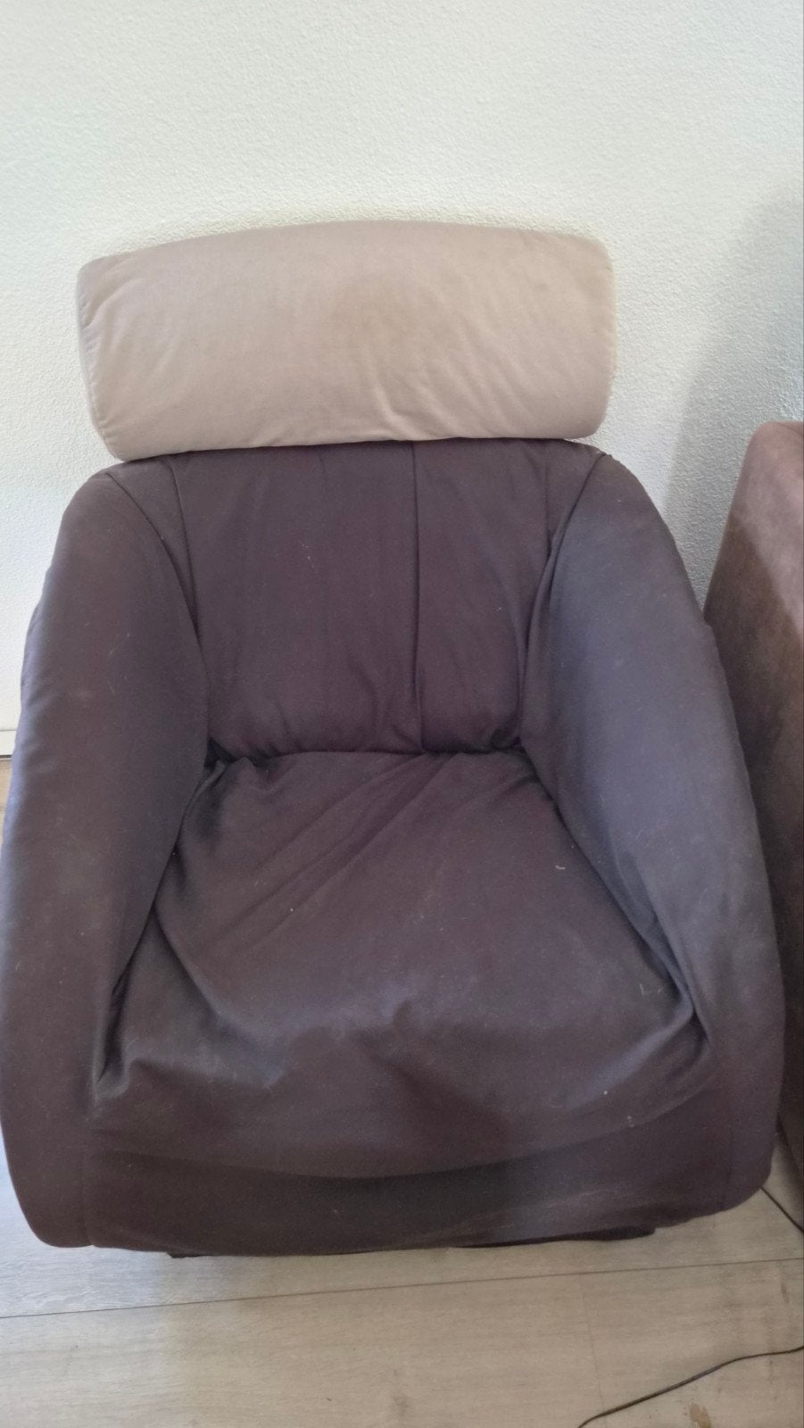 Comfortabele bruine fauteuil met nekkussen, Huis en Inrichting, Ophalen, Gebruikt, Modern comfort, 75 tot 100 cm