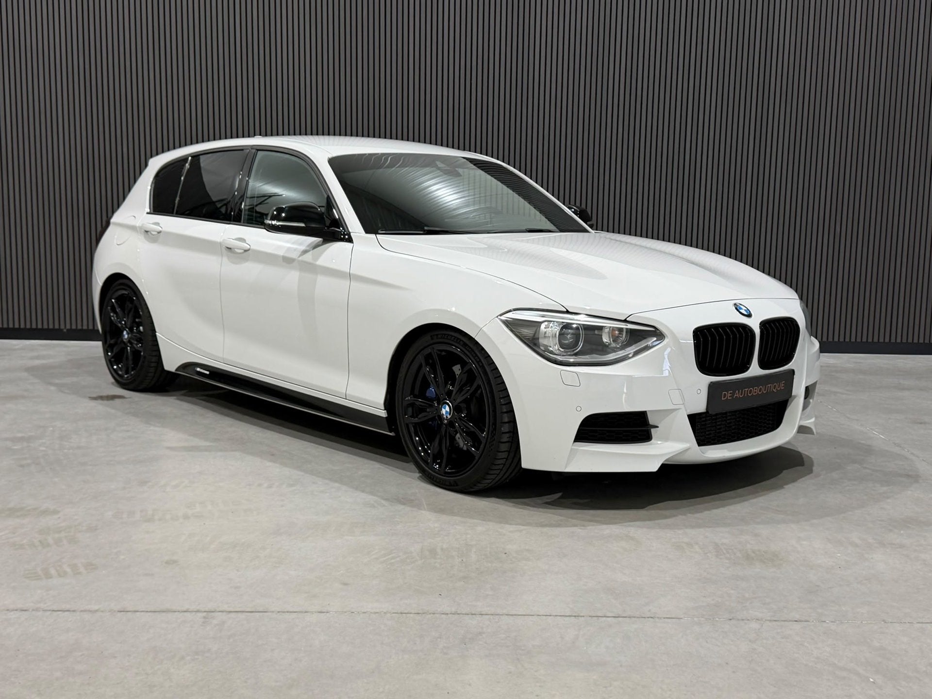 BMW 1-serie M135i xDrive Exe M Sport / H&K Audio / Xenon / N, Auto's, Gebruikt, Zwart, 320 pk, Alcantara