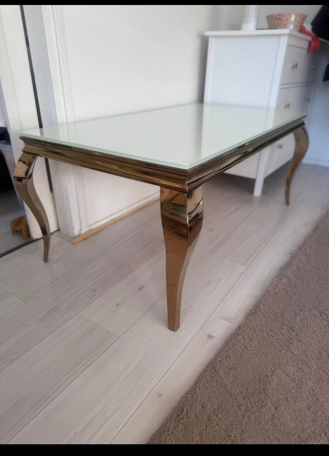 Moderne salontafel met glazen blad en gouden poten, 100 tot 150 cm, 50 tot 100 cm, Ophalen of Verzenden, Glas