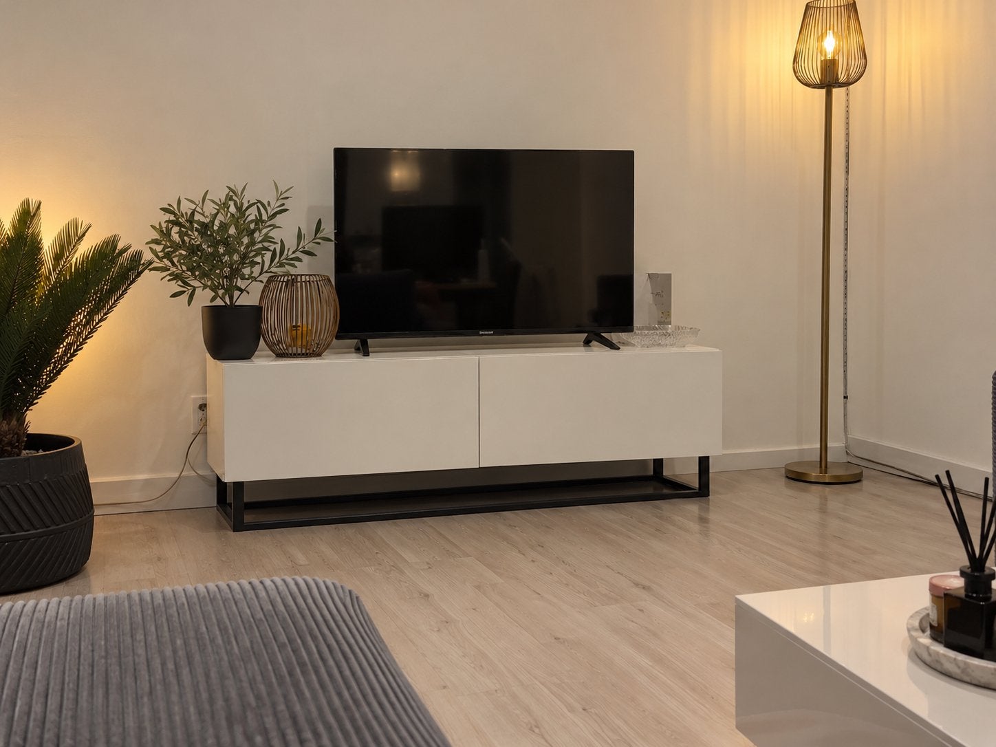 Modern wit tv-meubel met metalen onderstel, Ophalen, Kunststof, 100 tot 150 cm, Zo goed als nieuw