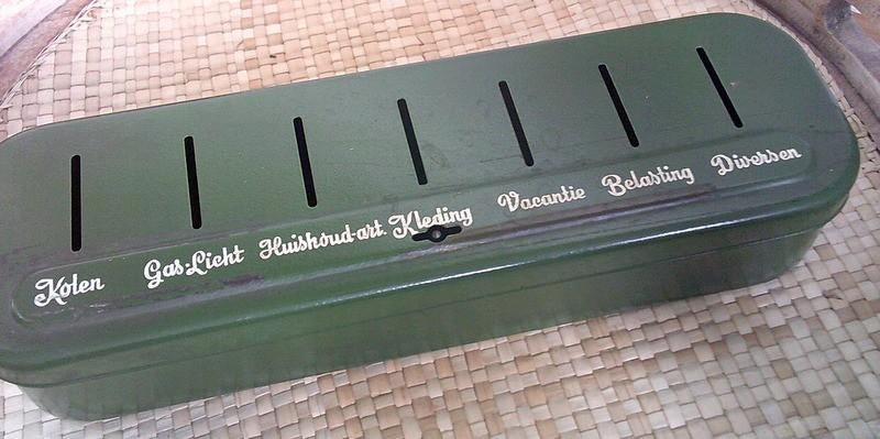 Spaarblik uit de jaren 1950 Groengelakt metalen geldkistje, Ophalen of Verzenden