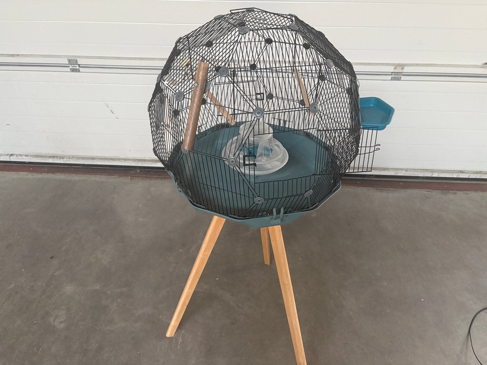 Omlet Geo Design Vogelkooi met Houten Standaard, Ophalen, Zo goed als nieuw, Metaal, Vogelkooi