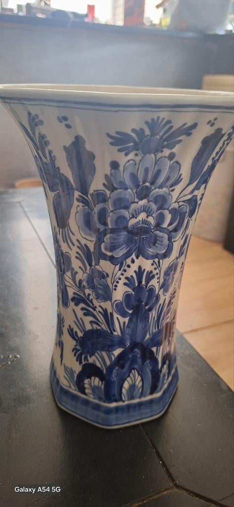 Delfts Blauwe Vaas - Handgeschilderd Bloemmotief, Antiek en Kunst, Ophalen