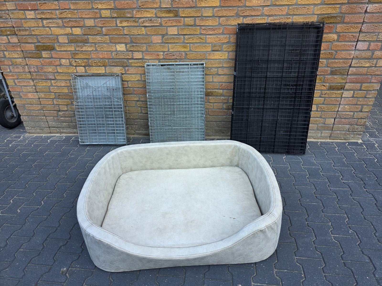 Hondenbenches 3x verschillende maten en grote hondenmand., Ophalen, Zo goed als nieuw