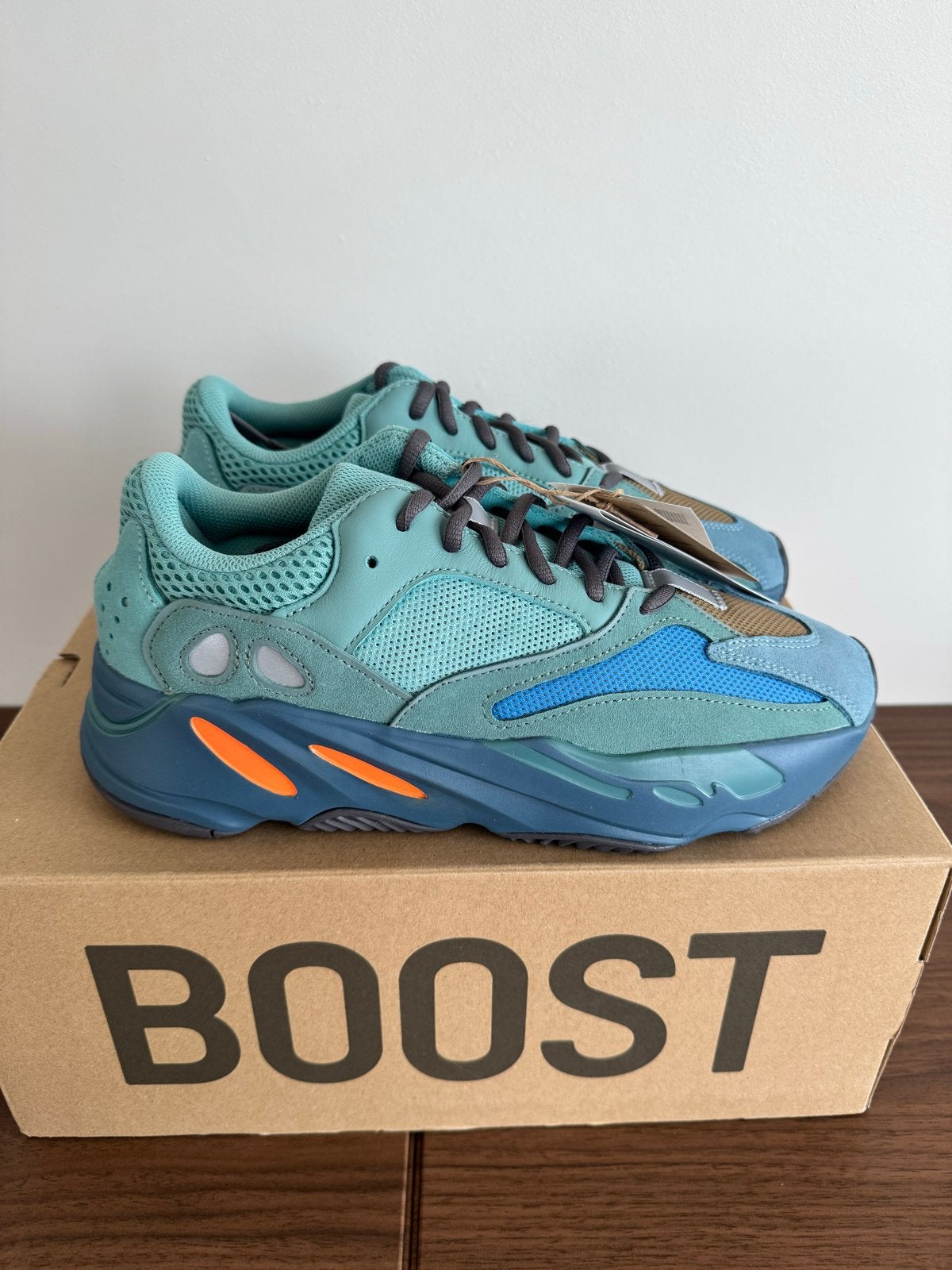 Nieuwe Adidas Yeezy Boost 700 42 'Faded Azure' met bon, Ophalen of Verzenden, Nieuw, Blauw, Sneakers of Gympen