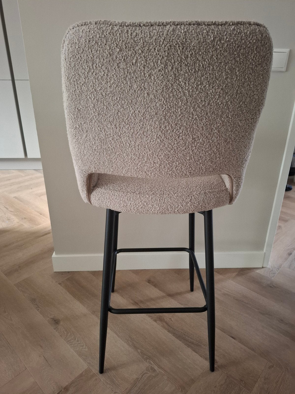 Foto 4 van Set van 4 beige barkrukken