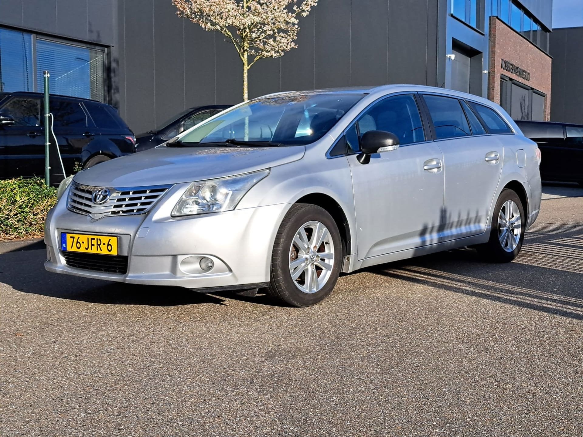 Toyota Avensis Wagon 1.8 VVTi Dynamic Export, Auto's, Toyota, 4 cilinders, Origineel Nederlands, Handgeschakeld, Grijs