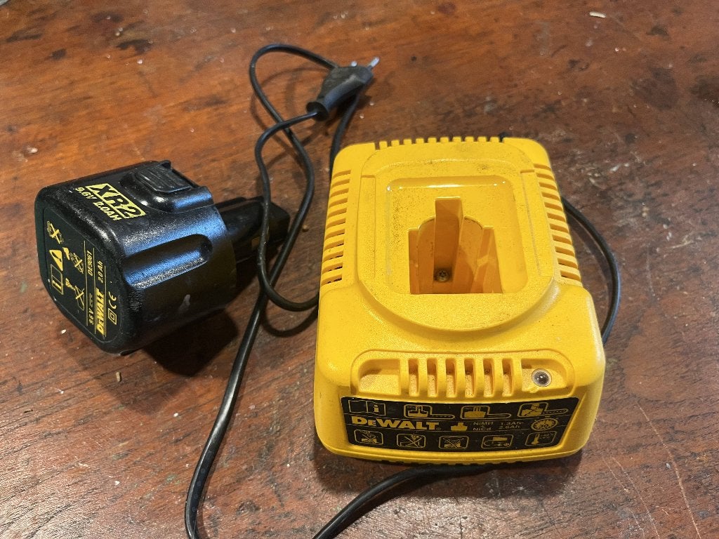 DeWalt XR2 Accu en Oplader 9.6V 2.0Ah