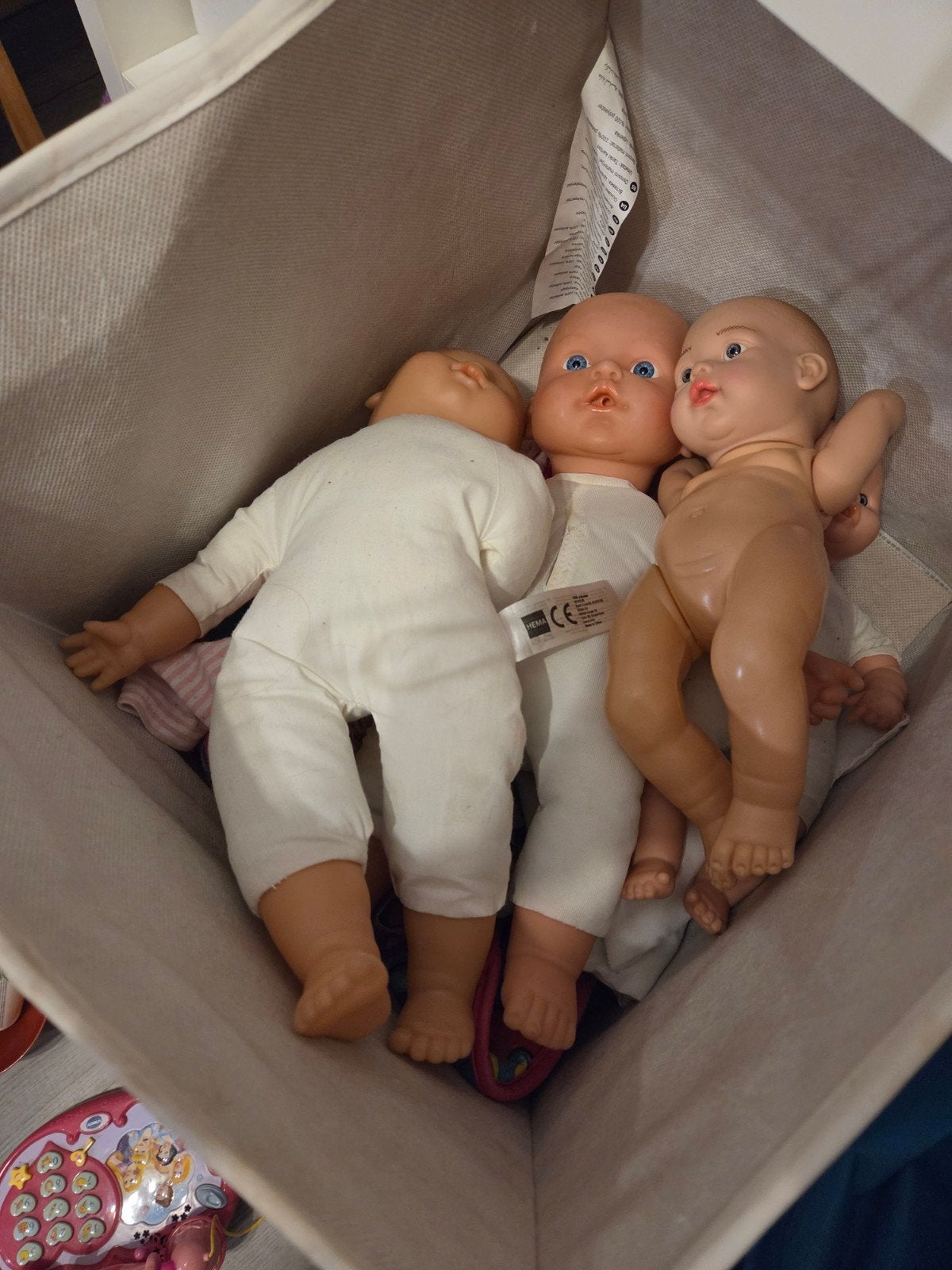 4 poppen met accessoires: flesjes, potje, speentje, draagzak, Ophalen, Gebruikt, Babypop