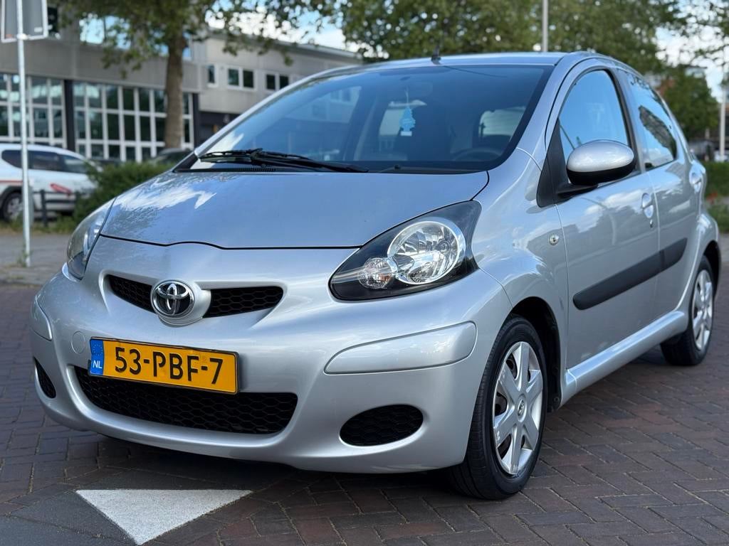 Toyota Aygo 1.0 12V 2011 MOOIE AUTO!!! NAP!!! Nieuwe APK!!!, Auto's, Stof, Elektrische ramen, 4 stoelen, 68 pk