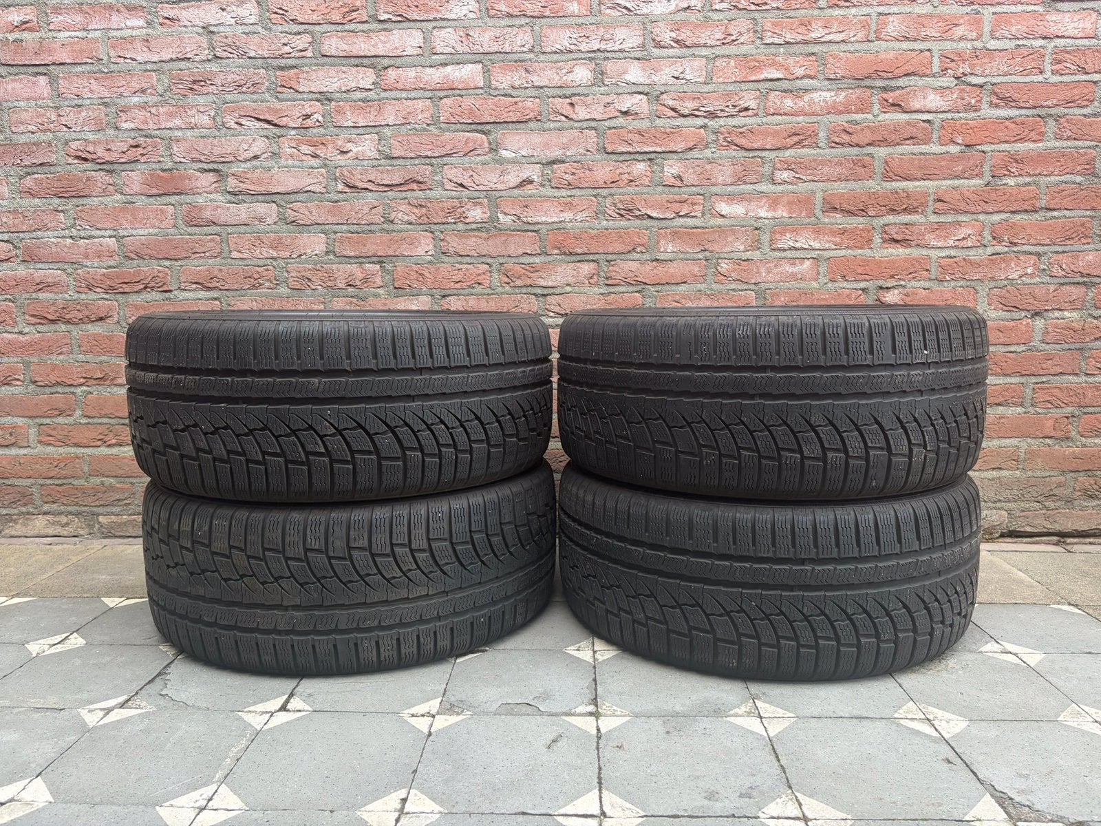 4 Nokian winterbanden, 235/40 R19. Koopje €40, Ophalen