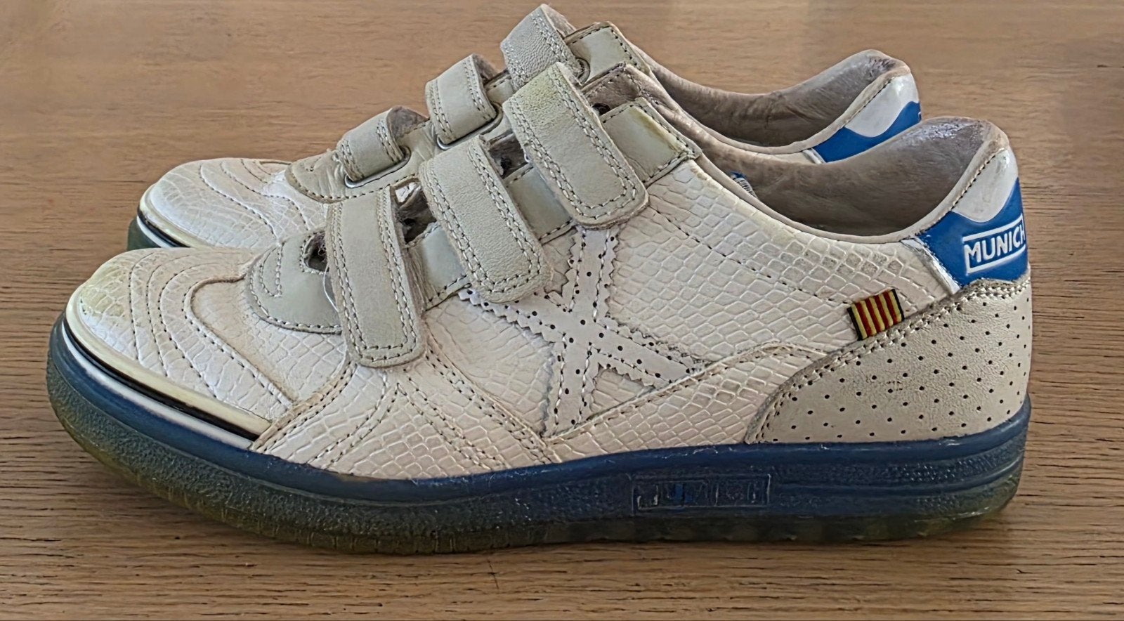 Munich sneakers gymschoenen zaalschoenen wit blauw maat 36, Gebruikt, Munich, Ophalen of Verzenden, Jongen of Meisje