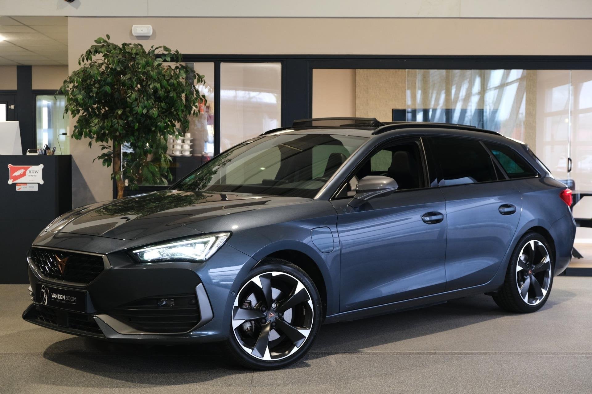 CUPRA Leon Sportstourer 1.4 e-Hybrid 204PK Pano Led ACC Cam, Auto's, Cupra, Dealer onderhouden, 77 km/l, Gebruikt, Zwart