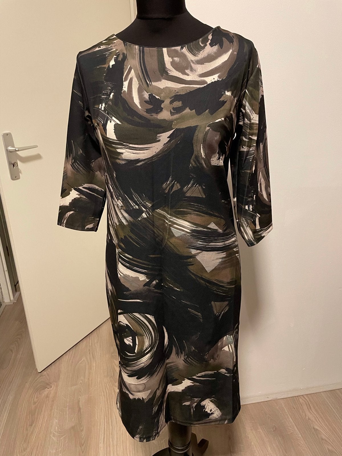 Stijlvolle jurk met abstracte print maat M/L nieuw, Kleding | Dames, Jurken, Nieuw, Maat 38/40 (M), Groen, Knielengte, Ophalen of Verzenden