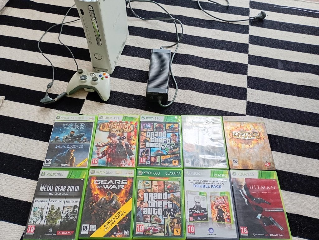 Xbox360 met controller en 14 spellen (3 dubbelpack cd's), Verzenden, 60 GB, 360 Arcade of Core, Met 1 controller