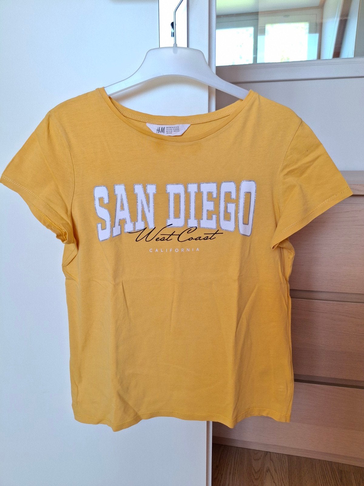 maat 158 / 164 Geel t-shirt met tekst, Kinderen en Baby's, Kinderkleding | Maat 158, Meisje, H&M, Ophalen of Verzenden, Zo goed als nieuw
