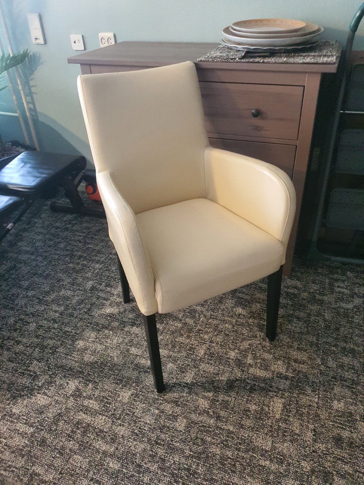 5 leren stoelen: 4 beige en 1 bruine eetkamerstoel, Ophalen, Overige kleuren, Leer, Zo goed als nieuw