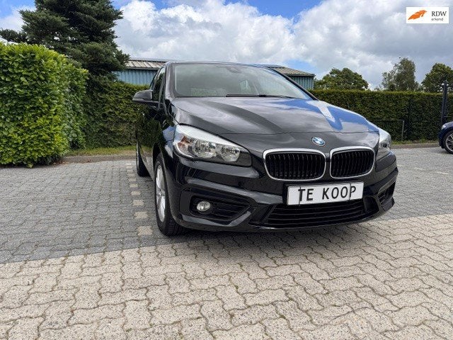 BMW 2-serie Active Tourer 216i Centennial Executive, Auto's, BMW, Voorwielaandrijving, Gebruikt, Euro 6, Zwart