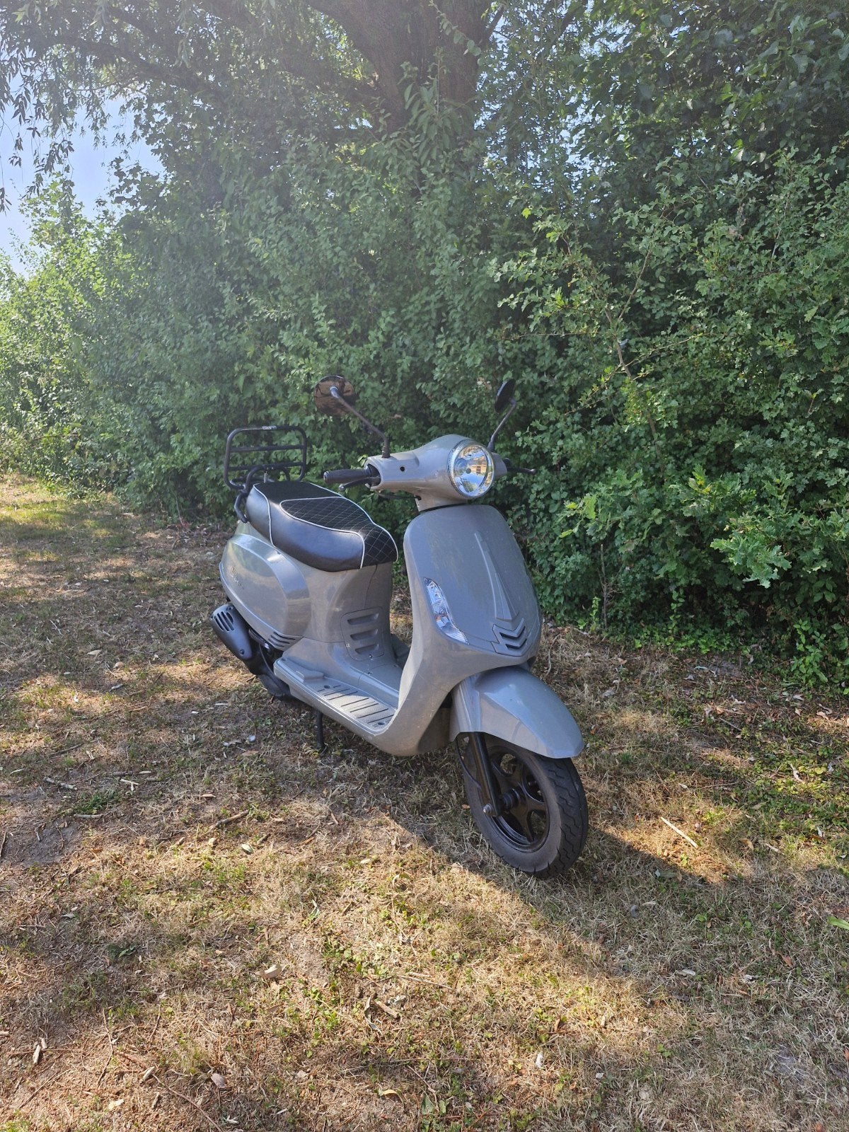 *** Zeer nette goed onderhouden Iva Lux 50 nardo grey ***, Ophalen, Benzine