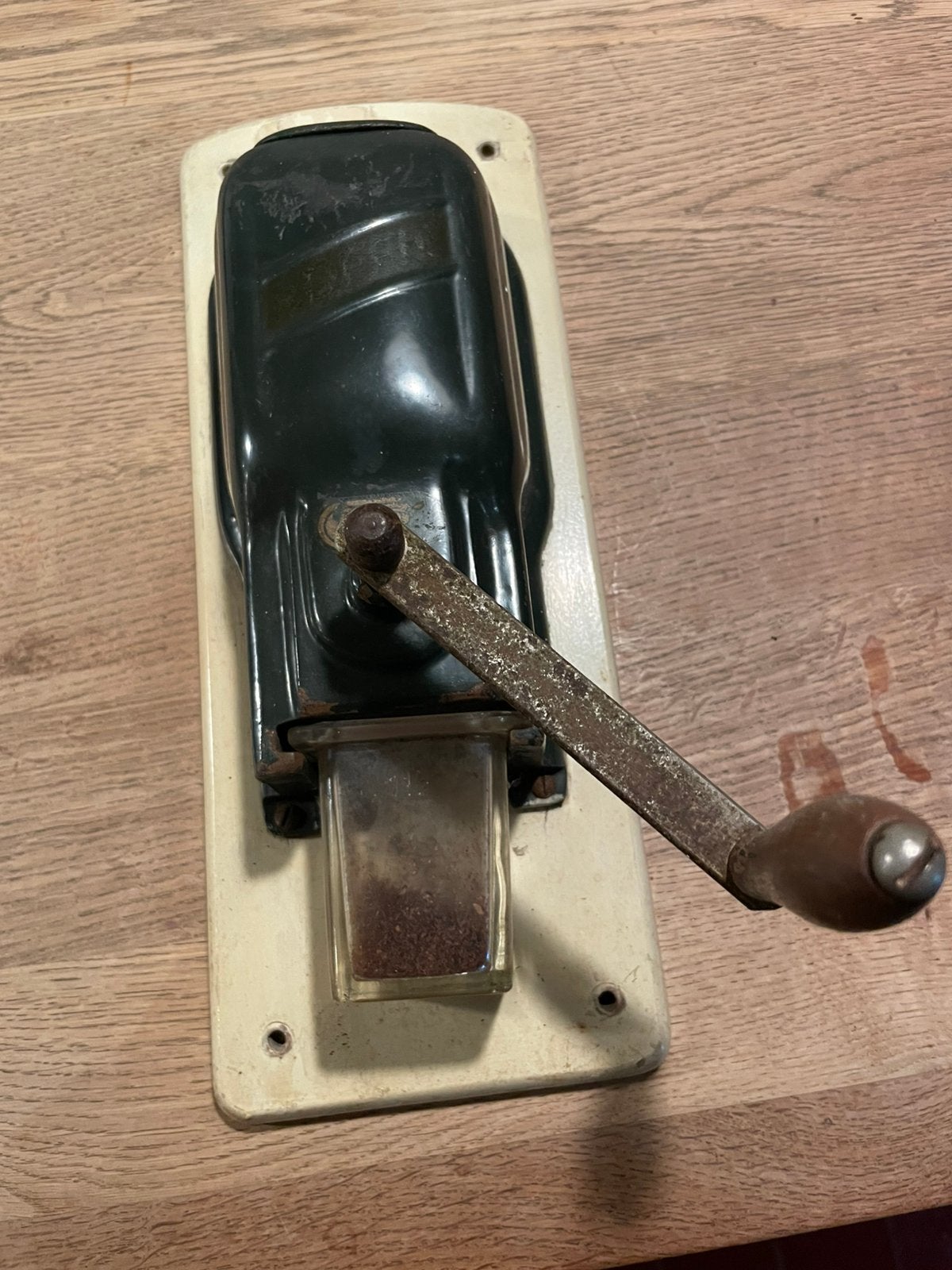 Oude wand koffiemolen van PE-DE, Ophalen