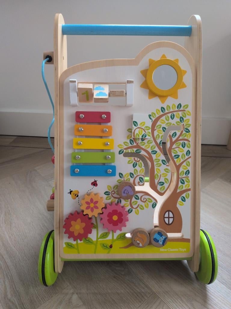 Houten loopwagen met activiteitenbord - New Classic Toys, Ophalen, Zo goed als nieuw, Overige typen, Met wieltjes