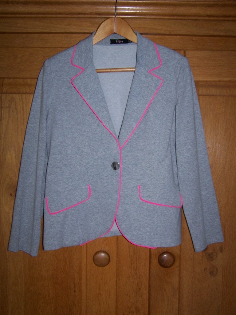 te koop: jas grijs met roze bies maat XL, valt klein uit, Ophalen, Zo goed als nieuw, Maat 46/48 (XL) of groter, Grijs
