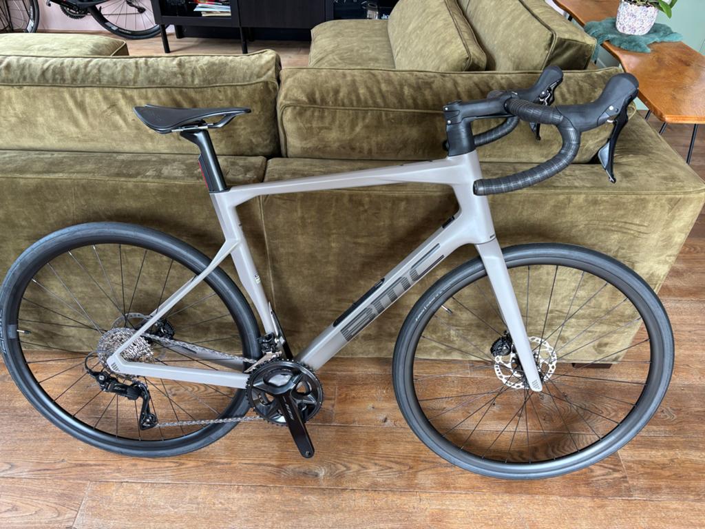 NEW 2026 BMC Roadmachine THREE racefiets - Maat 58, Fietsen en Brommers, Overige merken, 28 inch, Carbon, Heren