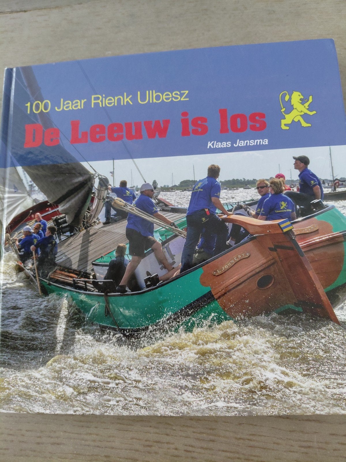 De Leeuw is los - 100 Jaar Rienk Ulbesz, Ophalen of Verzenden, Zo goed als nieuw, Klaas Jansma, Nederland