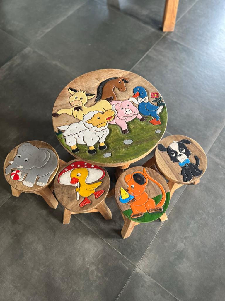 Teakhouten kindertafel met 4 krukjes - Dieren thema, Kinderen en Baby's, Ophalen, Gebruikt, Tafel(s) en Stoel(en)
